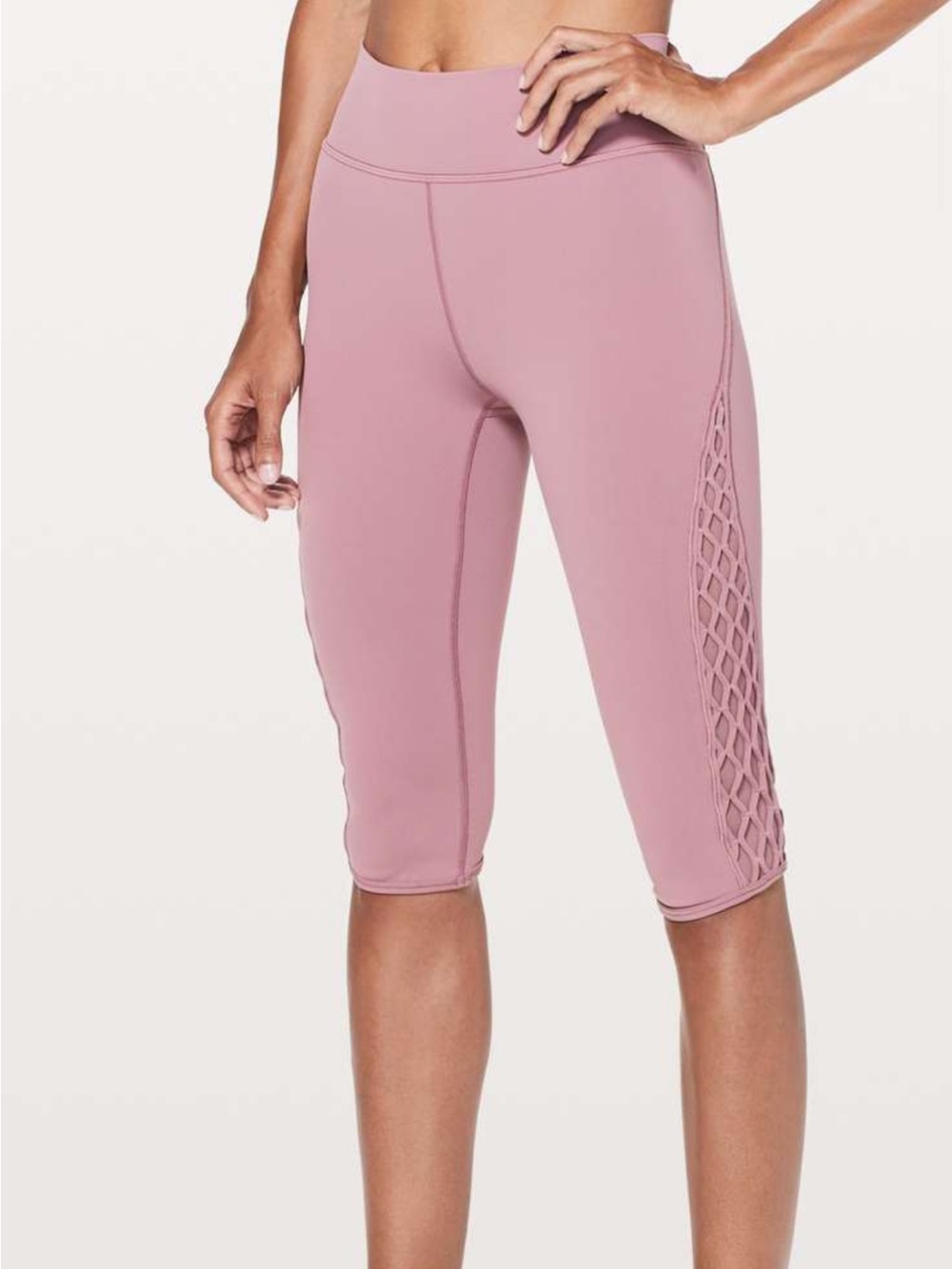 LULULEMON Love Knot Crop 15”. Size 6